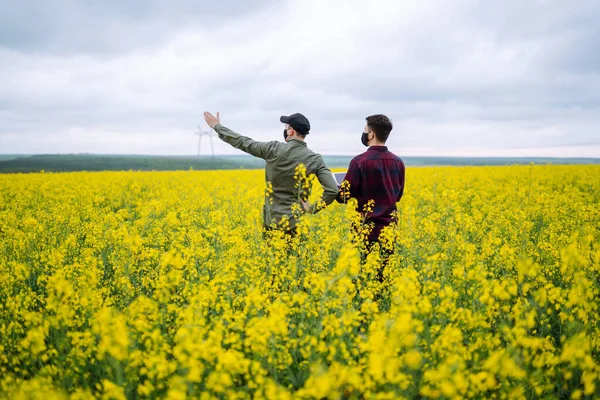 Farmers Tablet Field Farmers Sterile Medical Masks Discuss Agricultural Issues — Fotografia de Stock