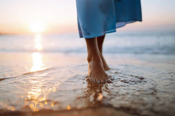 Close Pés Descalços Uma Fêmea Andando Uma Praia Pôr Sol — Fotografia de Stock