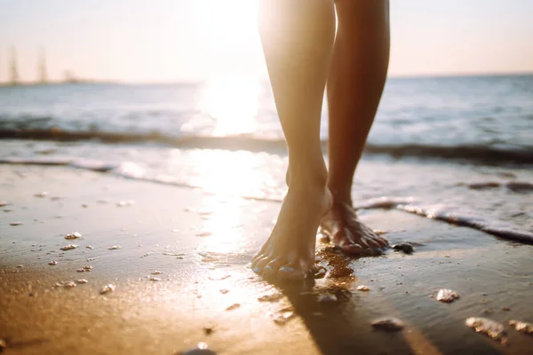 夕阳西下时 一只赤脚在海滩上散步 夏天的时候旅行 放松和生活方式概念 — 图库照片