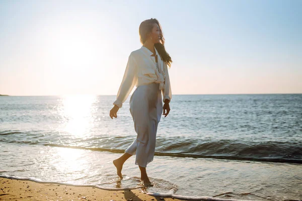 Νεαρή Γυναίκα Που Περπατά Στο Ηλιοβασίλεμα Στην Παραλία Ταξίδι Σαββατοκύριακο — Φωτογραφία Αρχείου
