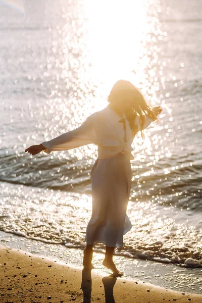 Jovem Mulher Andando Pôr Sol Praia Hora Verão Viajar Fim — Fotografia de Stock