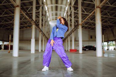 Genç bayan, alt geçitte dans eden dansçı. Spor, dans ve şehir kültürü konsepti.