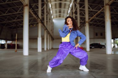 Genç bayan, alt geçitte dans eden dansçı. Spor, dans ve şehir kültürü konsepti.