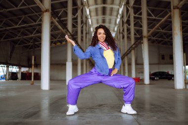 Genç bayan, alt geçitte dans eden dansçı. Spor, dans ve şehir kültürü konsepti.