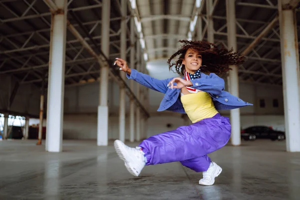 Jovem Dançarina Dançando Passagem Subterrânea Conceito Esporte Dança Cultura Urbana — Fotografia de Stock