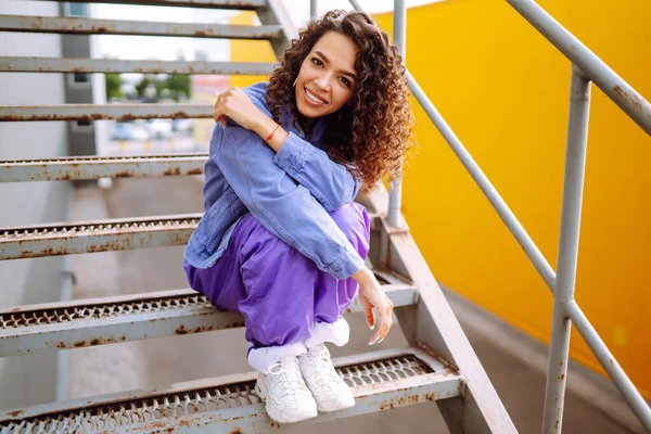 Mujer Joven Bailarina Con Bandana Americana Bailando Calle Concepto Deporte —  Fotos de Stock