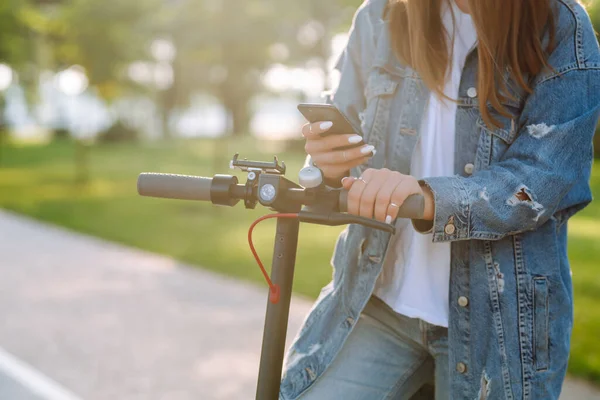 Mulher Com Telefone Montando Scooter Chute Elétrico Livre Pôr Sol — Fotografia de Stock