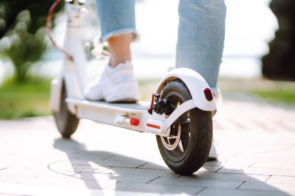 Mulher Montando Scooter Elétrico Pontapé Livre Pôr Sol Close Conceito — Fotografia de Stock