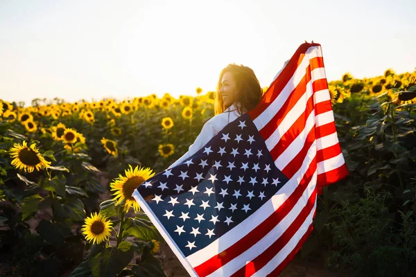 Молодая Женщина Гордостью Держит Американский Флаг Подсолнечном Поле Патриот Поднимает — стоковое фото