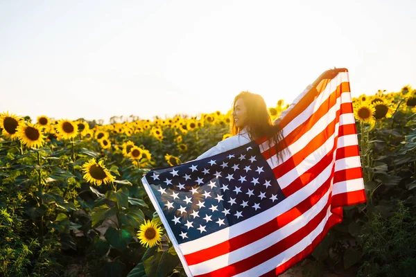 Молода Жінка Гордістю Махає Американським Прапором Полі Соняшника Патріот Піднімає — стокове фото