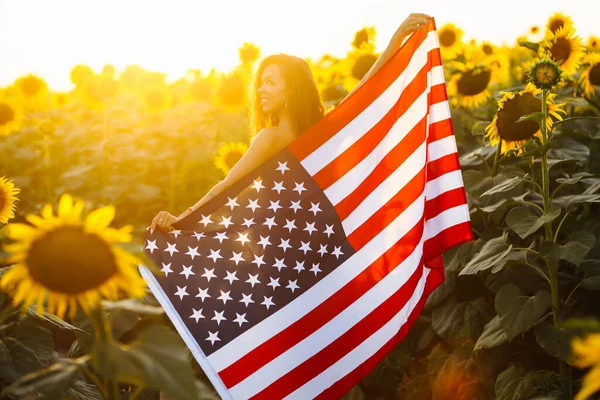 Молодая Женщина Гордостью Держит Американский Флаг Подсолнечном Поле Патриот Поднимает — стоковое фото