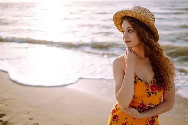 Hermosa Mujer Vestido Verano Sombrero Caminando Por Playa Viajes Fin — Foto de Stock