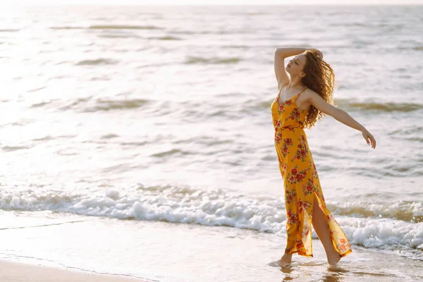 Hermosa Mujer Vestido Verano Sombrero Caminando Por Playa Viajes Fin —  Fotos de Stock