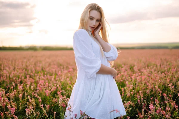 Uma Mulher Bonita Campo Florescente Natureza Férias Relaxamento Estilo Vida — Fotografia de Stock