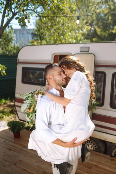 Krásný Svatební Pár Smát Líbat Relaxaci Karavanu Kempování Přívěsu Romantický — Stock fotografie