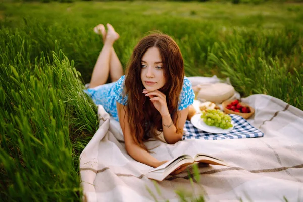 Piękna Młoda Kobieta Urządzająca Piknik Słoneczny Dzień Parku Zdrowe Jedzenie — Zdjęcie stockowe