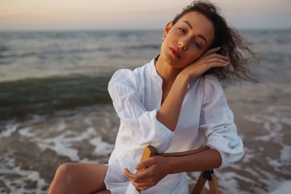 Jovem Mulher Feliz Vestido Branco Fluttering Caminha Longo Costa Menina — Fotografia de Stock