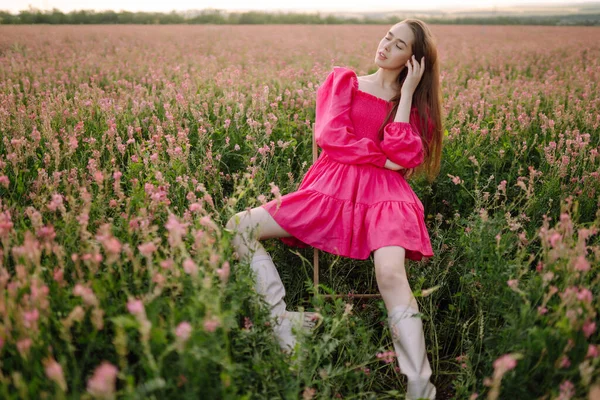 Szczęśliwa Kobieta Kwitnącym Polu Natura Wakacje Relaks Styl Życia Letni — Zdjęcie stockowe