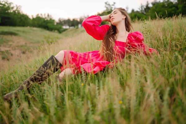 Uma Mulher Feliz Campo Florescente Natureza Férias Relaxamento Estilo Vida — Fotografia de Stock