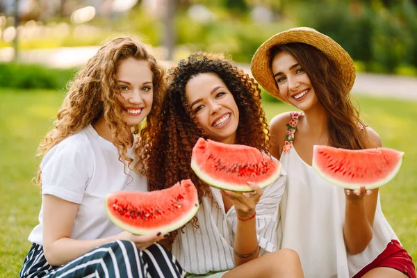 Jovens Mulheres Atraentes Comendo Melancia Parque Pessoas Estilo Vida Viagens — Fotografia de Stock