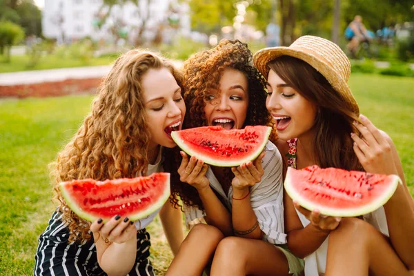Jovens Mulheres Atraentes Comendo Melancia Parque Pessoas Estilo Vida Viagens — Fotografia de Stock