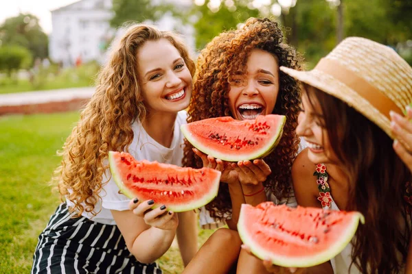 Jovens Mulheres Atraentes Comendo Melancia Parque Pessoas Estilo Vida Viagens — Fotografia de Stock