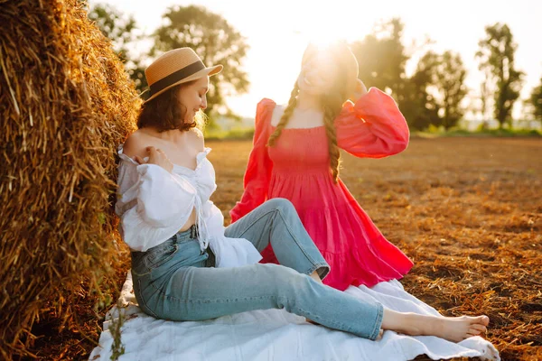 Две Молодые Женщины Веселятся Возле Стога Сена Концепция Моды Природа — стоковое фото