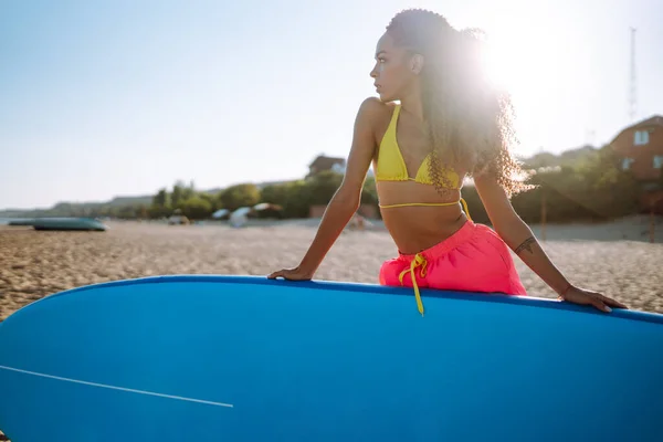 Mujer Joven Con Muermo Playa Vida Activa Saludable Surfeando Vacaciones —  Fotos de Stock
