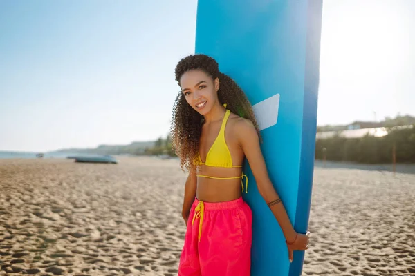 Молодая Женщина Гландерами Пляже Здоровый Активный Образ Жизни Серфинг Летние — стоковое фото