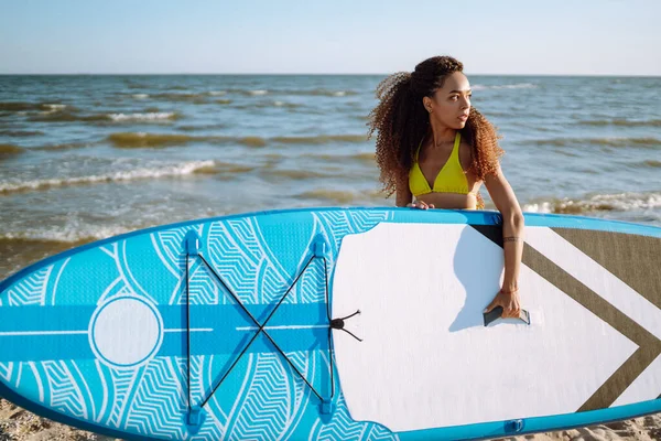 Junge Frau Mit Blick Auf Den Strand Gesunder Aktiver Lebensstil — Stockfoto