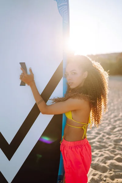 Plajda Salgı Bezleri Olan Genç Bir Kadın Sağlıklı Aktif Bir — Stok fotoğraf