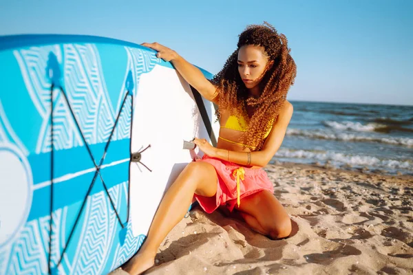 Молодая Женщина Гландерами Пляже Здоровый Активный Образ Жизни Серфинг Летние — стоковое фото