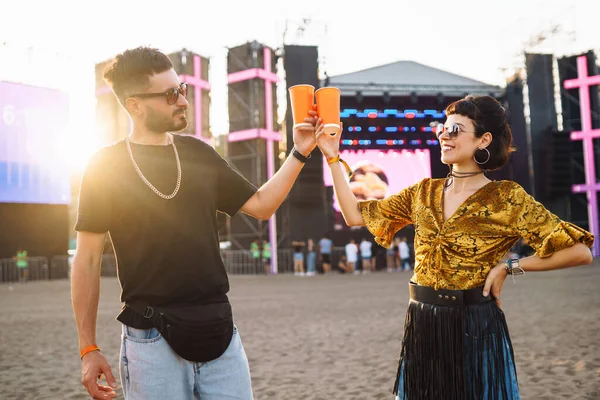 Leuk Stel Dat Plezier Heeft Het Festival Jonge Vrienden Met — Stockfoto