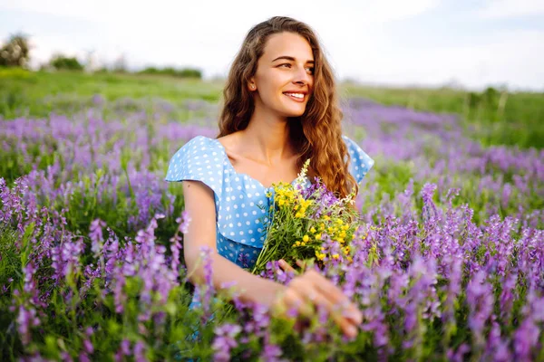 Vacker Kvinna Det Blommande Fältet Natur Semester Avkoppling Och Livsstil — Stockfoto