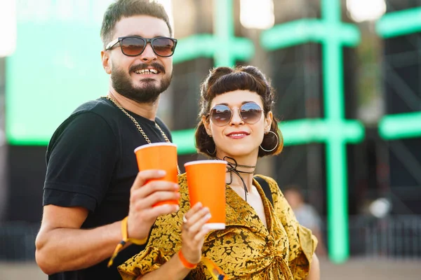 Leuk Stel Dat Plezier Heeft Het Festival Jonge Vrienden Met — Stockfoto