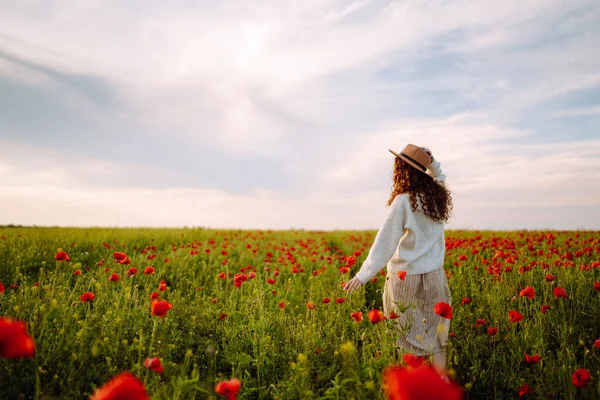 Mooie Vrouw Een Veld Van Klaprozen Outdoor Portret Jonge Vrouw — Stockfoto