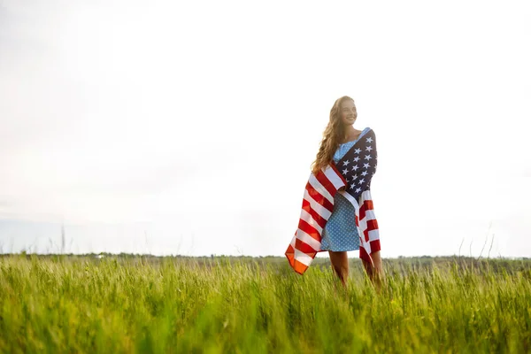 Молода Жінка Американським Прапором Квітучій Лузі День Незалежності Липня — стокове фото