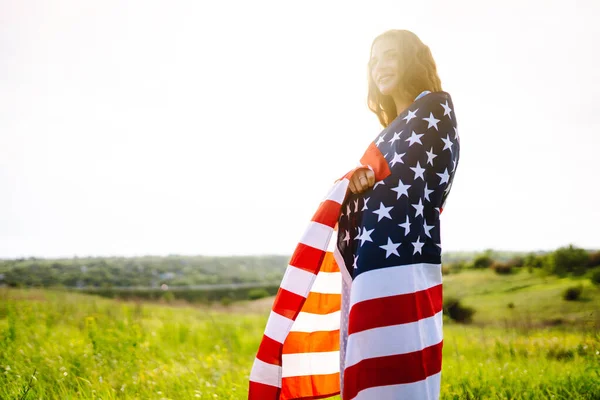 Ung Kvinna Med Amerikansk Flagga Blommande Äng Självständighetsdagen Den Juli — Stockfoto