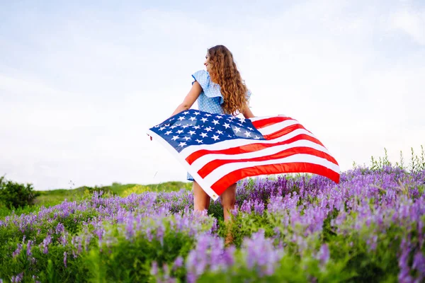 Молода Жінка Американським Прапором Квітучій Лузі День Незалежності Липня — стокове фото
