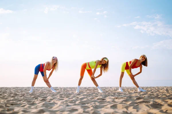 Tres Chicas Jóvenes Traje Baño Están Entrenando Playa Hermosas Chicas — Foto de Stock