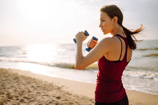 Wanita Muda Dalam Olahraga Latihan Kebugaran Pantai Pemanasan Otot Anda — Stok Foto