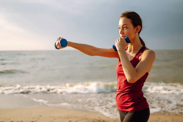 Młoda Kobieta Sportowym Ćwiczeniu Fitness Plaży Rozgrzewanie Mięśni Przed Intensywnym — Zdjęcie stockowe