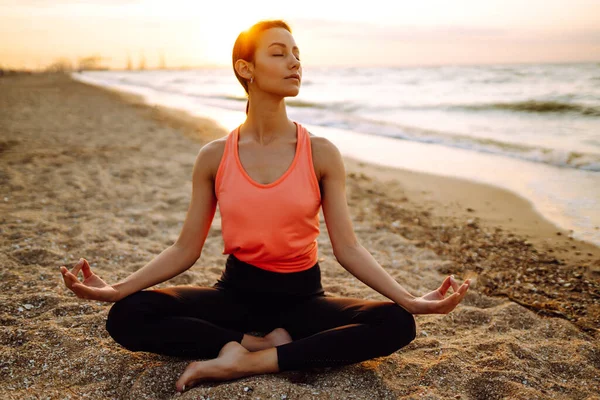 Молодая Красивая Женщина Практикует Йогу Медитирует Пляже Спорт Активная Жизнь — стоковое фото