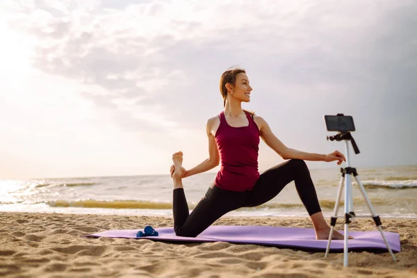 Pelatih Yoga Wanita Muda Yang Sporty Merekam Video Pelatihan Yoga — Stok Foto