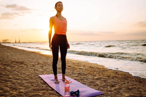 Jeune Femme Vêtements Sport Faisant Yoga Exercice Fitness Sur Plage — Photo