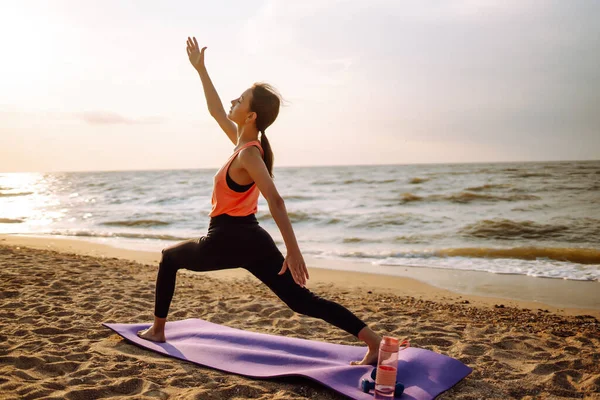 Jeune Femme Vêtements Sport Faisant Yoga Exercice Fitness Sur Plage — Photo