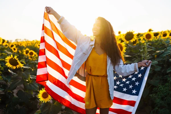 Piękna Dziewczyna Kapeluszu Amerykańską Flagą Polu Słonecznika Lipca Czwarty Lipca — Zdjęcie stockowe