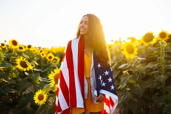 Vacker Flicka Hatt Med Den Amerikanska Flaggan Ett Solrosfält Fjärde — Stockfoto