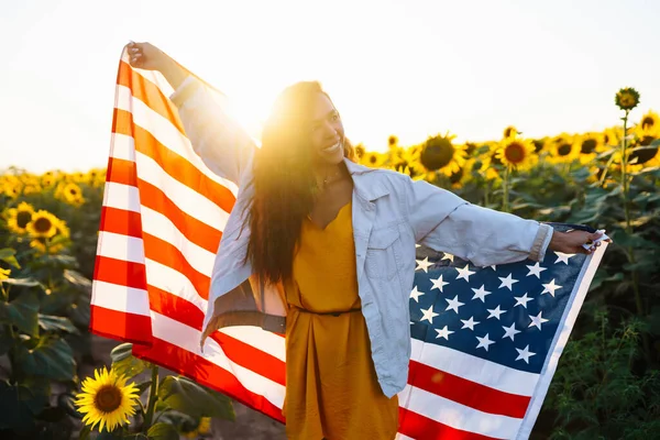 Piękna Dziewczyna Kapeluszu Amerykańską Flagą Polu Słonecznika Lipca Czwarty Lipca — Zdjęcie stockowe