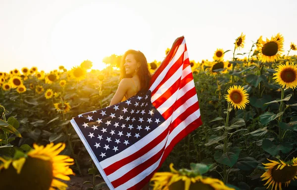 Красивая Девушка Шляпе Американским Флагом Подсолнечном Поле Июля Четвертое Июля — стоковое фото